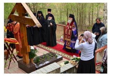 Архиепископ Женевский и Западноевропейский Михаил на могиле приснопамятных Анастасии Васильевны Гендриковой и Екатерины Адольфовны Шнейдер на Егошихинском кладбище города Перми, май 2015 года
