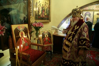 Патриарх Алексий освящает иконы для Крестного хода "Под звездой Богородицы"