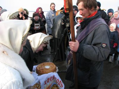 Крестоходцев встречают по традиционному русскому обычаю хлебом и солью