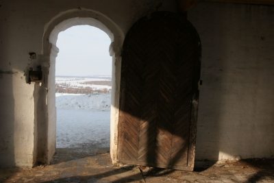 За вратами обители Иртышские просторы